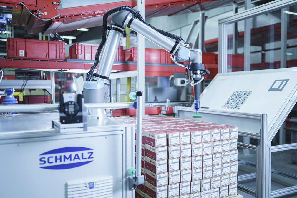 New colleague: In Würth's VZ West distribution center, a cobot equipped with Schmalz technology has been helping the skilled workers load the small load carriers for a few months now.