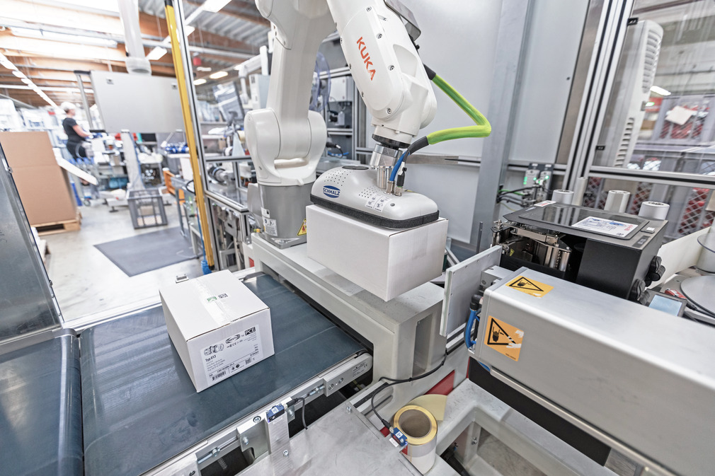 De FXCB grijper houdt vast, de etiketteermachine plakt. Het gaat allemaal automatisch.