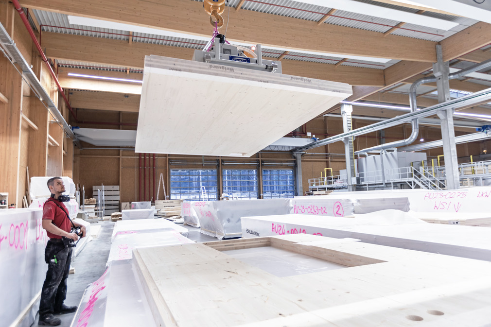 Nach der Bearbeitung im CNC-Zentrum nimmt die Saugspinne SSP-HD die zugeschnittenen Platten und deren Ausschnitte auf, die bis zu zweieinhalb Tonnen wiegen.