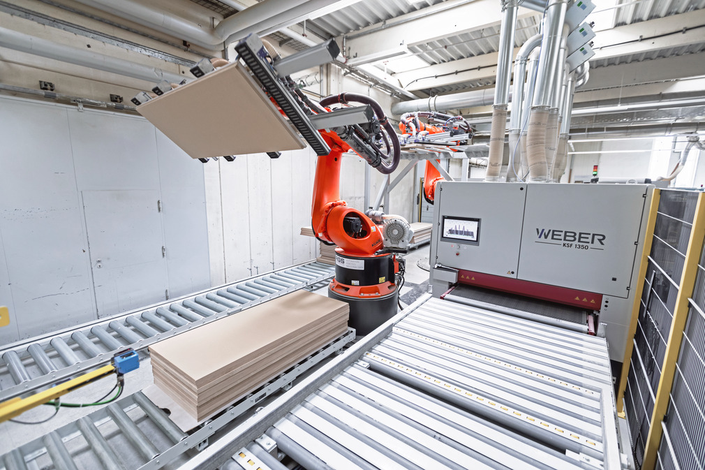 The sanding machine smoothes between 70 and 80 door leaves per day on the front and back.