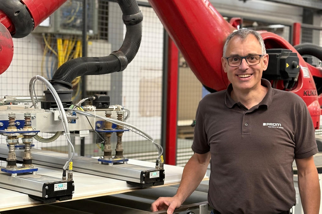 Michael Gierten verantwortet Automatisierungs- und Prozesstechnik bei PRÜM und sagt: „Am besten gefällt mir die Zuverlässigkeit und Einfachheit der Schmalz-Lösung.“