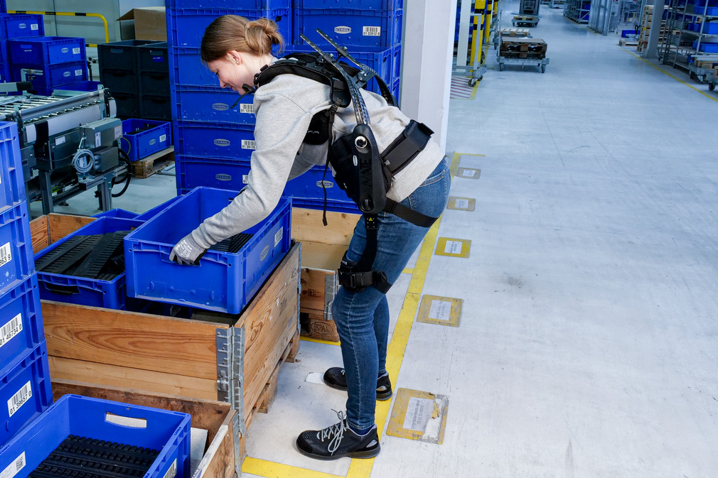 Im Gegensatz zu herkömmlichen Handhabungslösungen benötigen beide Exoskelette keine externe Energiequelle.