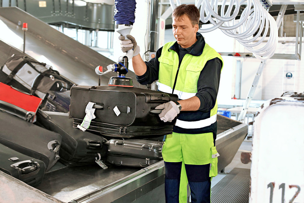 Vacuum tube lifter JumboFlex for manual handling of passenger baggage at Hanover airport