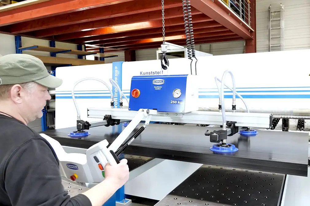 VacuMaster Comfort: Lifting plastic sheets weighing up to 750 kg