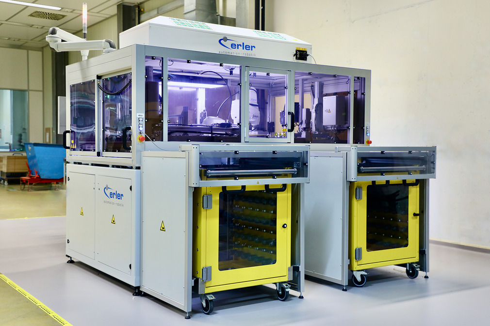 Die Anlage von erler gmbH automation . robotik setzt die Chips in eine spezielle Vorrichtung, mit der sie später komplett in das Behandlungsbad eintauchen