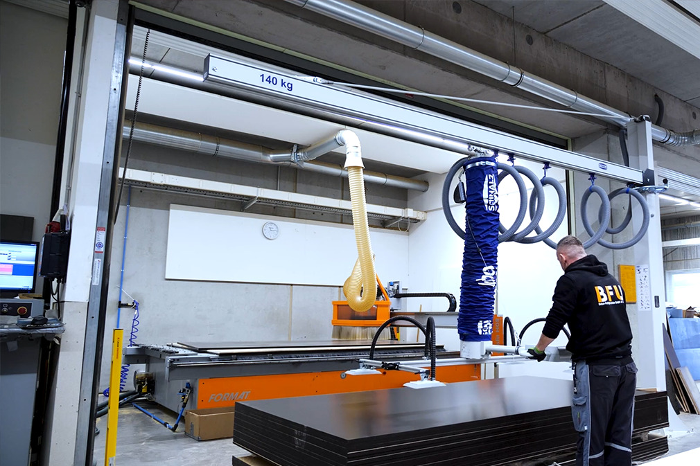 Vakuum-Schlauchheber JumboErgo in der Handhabung von 80 kg schweren Schalplatten für die Bestückung von CNC-Bearbeitungszentren