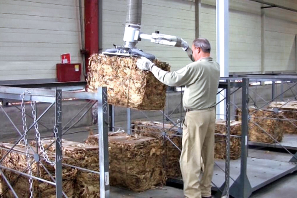 The Vacuum Tube Lifter JumboErgo Rationalizes Order Picking in a Tobacco Factory