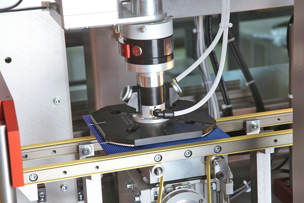 Automatisiertes Handling von PV-Wafern mit dem SWG Wafergreifer