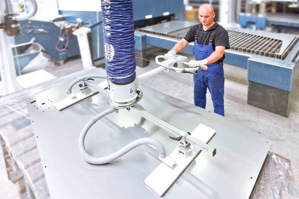 Vacuum Tube Lifter JumboErgo for Ergonomic Unloading of a Laser Processing Center