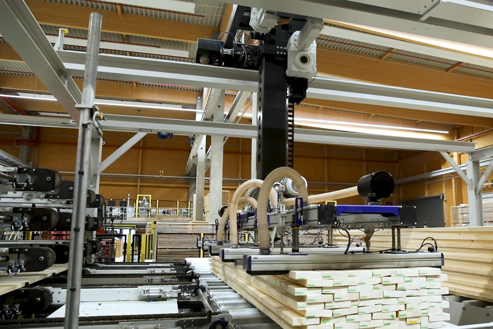 Vacuum Suction Spiders handling tons of Cross-Laminated Timber