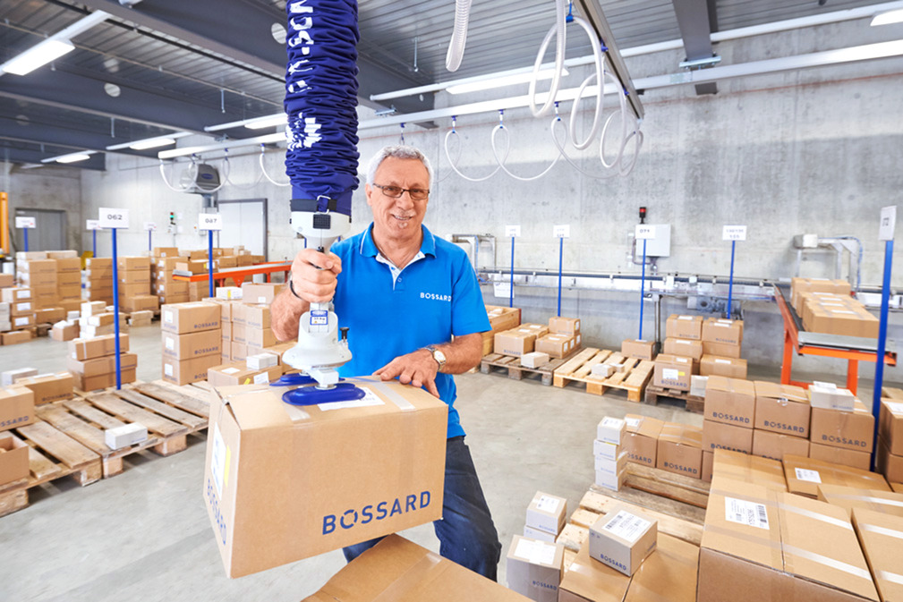 Vakuum-Schlauchheber JumboFlex zur gesundheitsschonenden Kommissionierung von Kartons