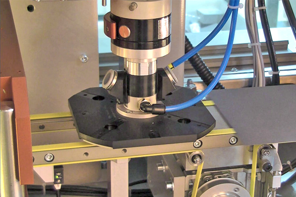 Automatisiertes Handling von PV-Wafern mit dem SWGm Wafergreifer - 0091