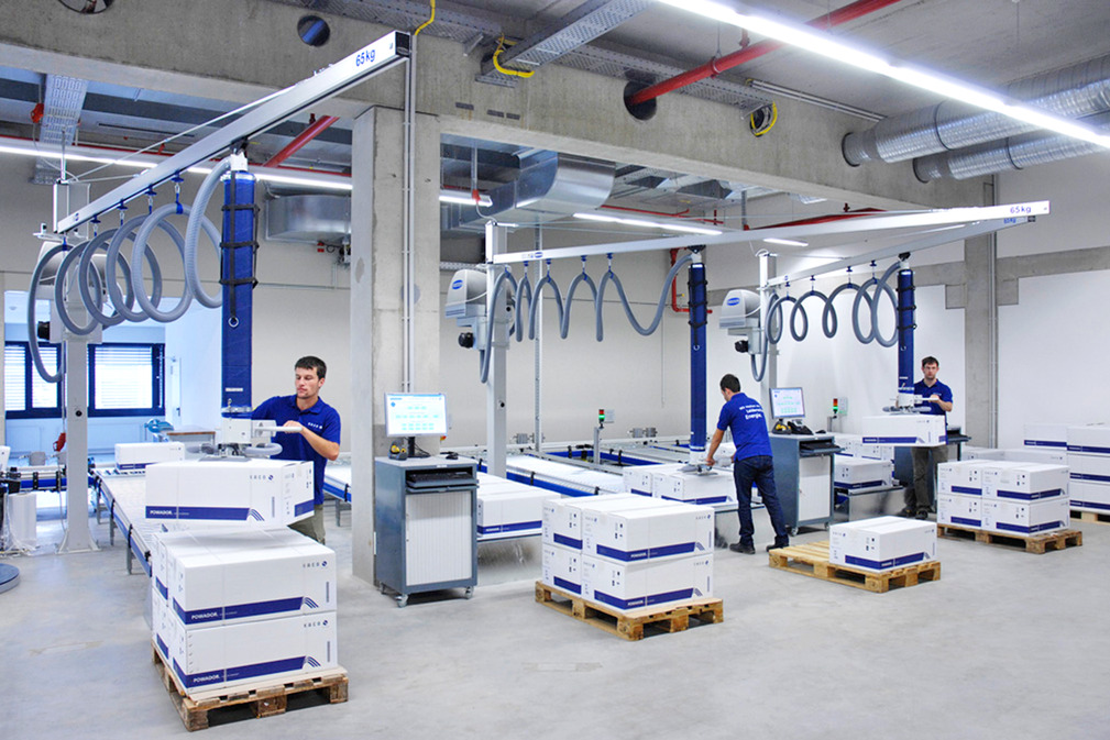 Vacuum Tube Lifter JumboErgo for the Ergonomic Picking of Cardboard Boxes