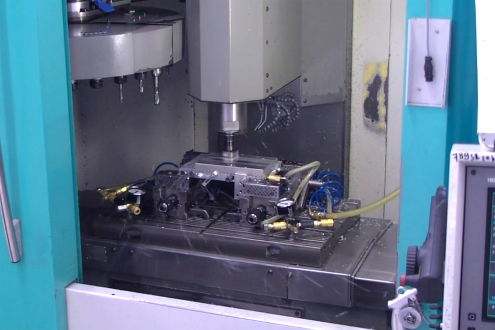 Efficient Clamping of Aluminium Cubes with Vacuum Clamping System Matrix-Plate
