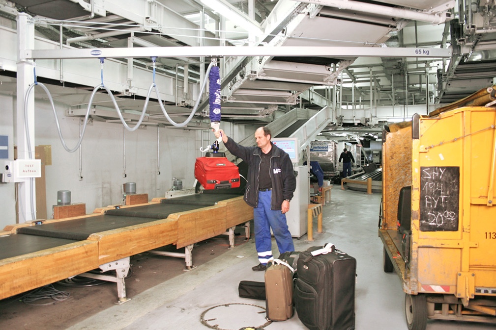 The vacuum tube lifter JumboFlex from Schmalz is ideal for quickly moving light goods weighing up to 35 kg. The tube lifter is equipped with a 2-in-1 gripper.