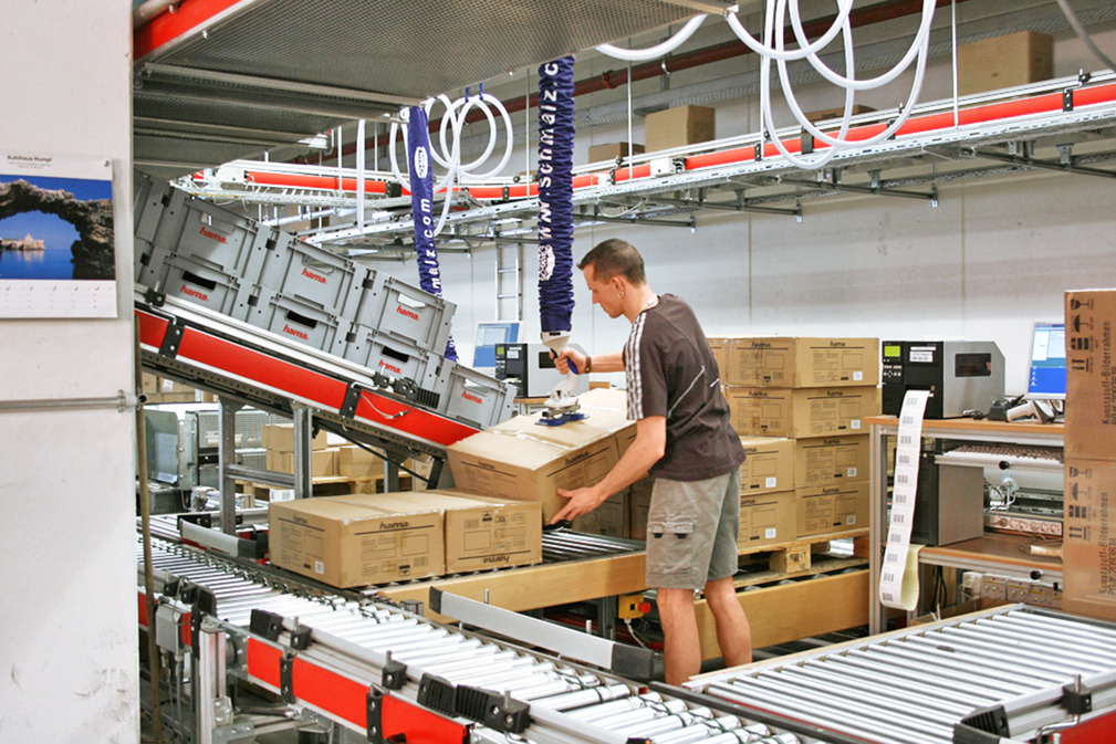 Tyhjiöputken nostin JumboFlex helpottaa tilausten keräilyä televiestinnän logistiikkakeskuksessa.