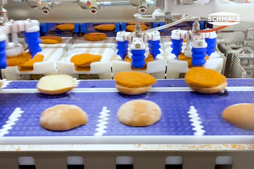 Recoger y colocar en fila las hamburguesas de pollo con la garra de dedos mGrip