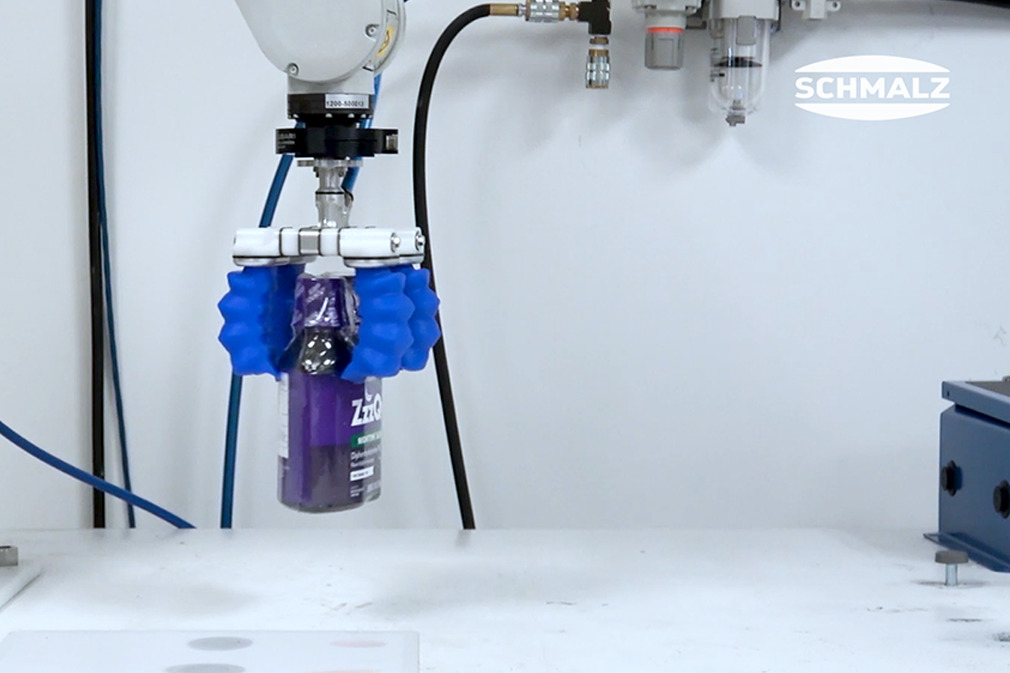 Recoger y colocar la medicación embotellada (nyquil) con la garra de dedos mGrip