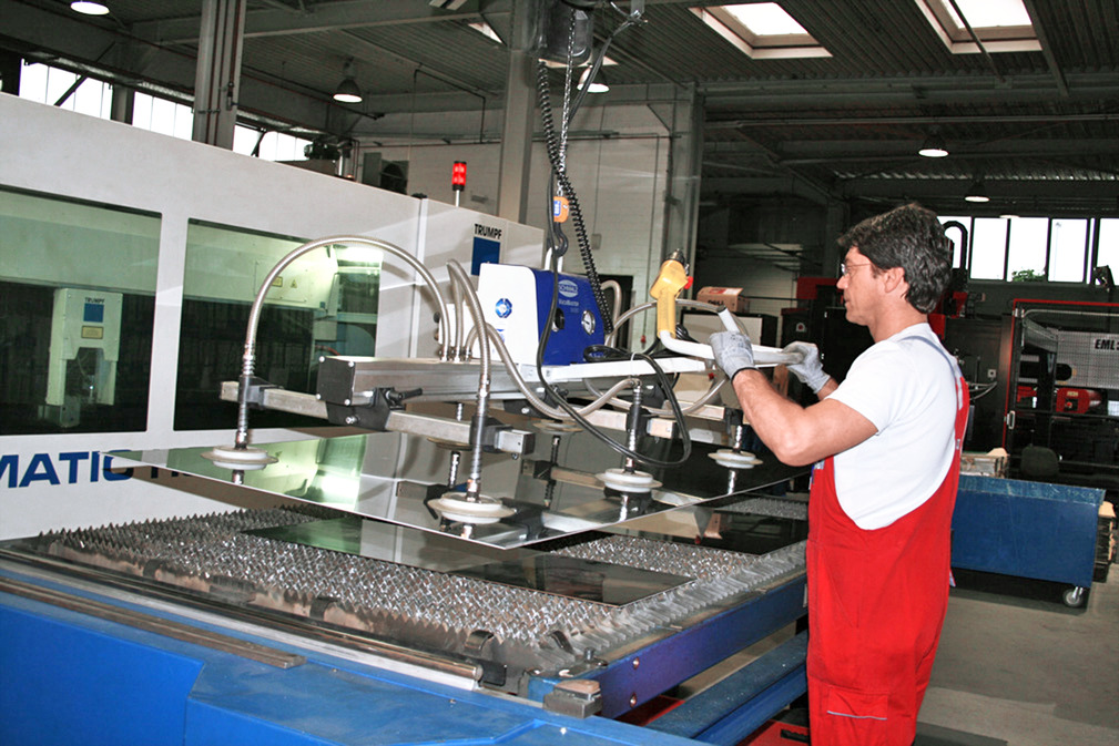 Vacuum Lifting Device VacuMaster Basic Device Simplifies Loading of CNC Machine Tools