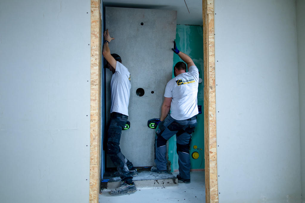 Das Verlegen von Fliesen im Innenraum wird mit dem Saugheber Gripster max vereinfacht.
