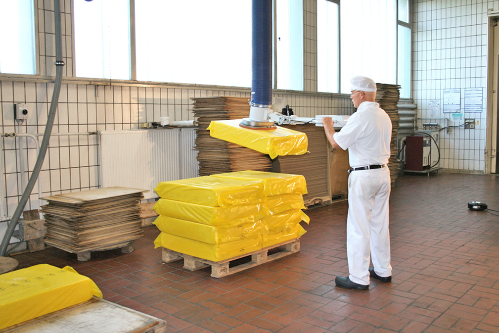 Vacuum Tube Lifter JumboErgo Facilitates the Handling of Blocks of Cheese
