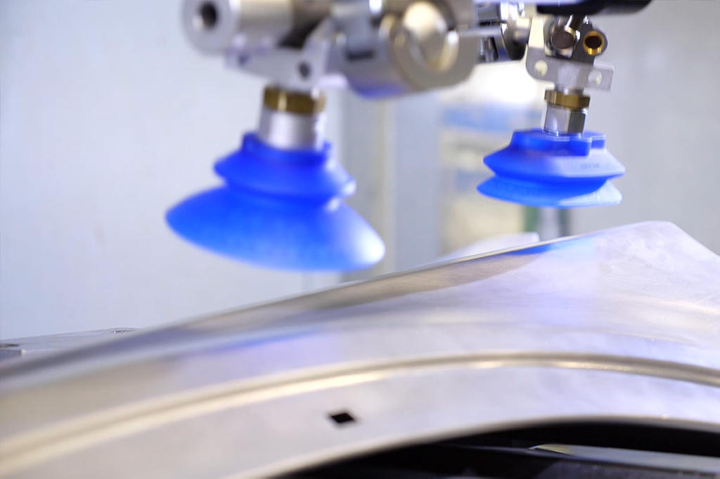 Handling of workpieces with oily surfaces with the Bellows Suction Cups SAOXB - 0291