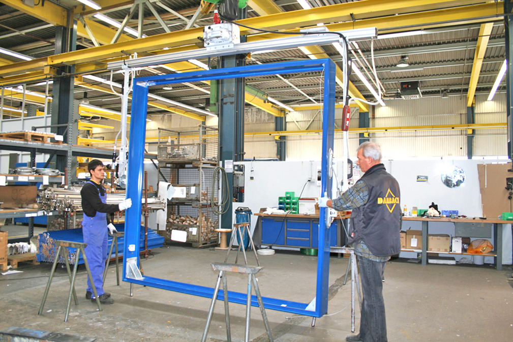 Vacuum Lifting Device VacuMaster Box Device Enables Continuous Rotation of Square Advertising Pylons