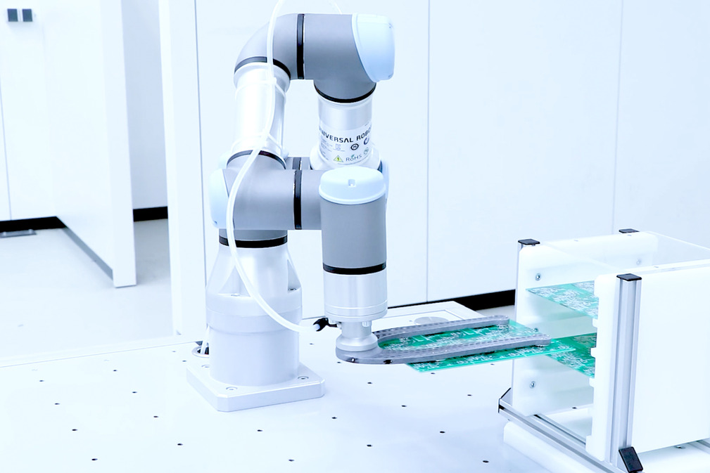 Floating suction cup SBS Thin for handling printed circuit boards in confined automation processes