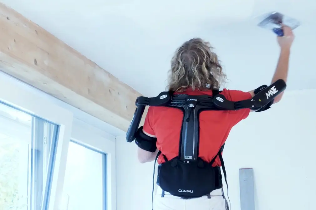 Oberkörper-Exoskelette MATE UTA bei der Deckensanierung - 0287