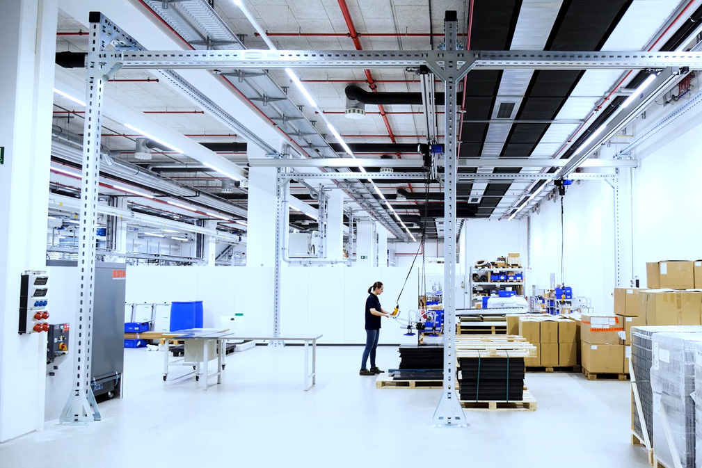 Modulaire portaalkraan KBG met VacuMaster tijdens de handling van platen