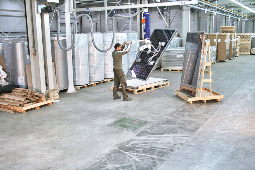 Ergonomische behandeling van vlakke collectoren met de JumboErgo vacuüm lifter