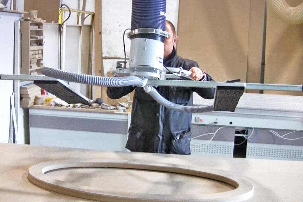 Vacuüm buisheffer JumboErgo voor het hanteren van bewerkte werkstukken met een vlakzuigmat