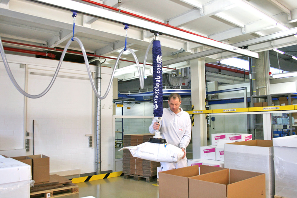 Vakuum-Schlauchheber JumboFlex zur schnellen Handhabung von Säcken in einem Logistikzentrum