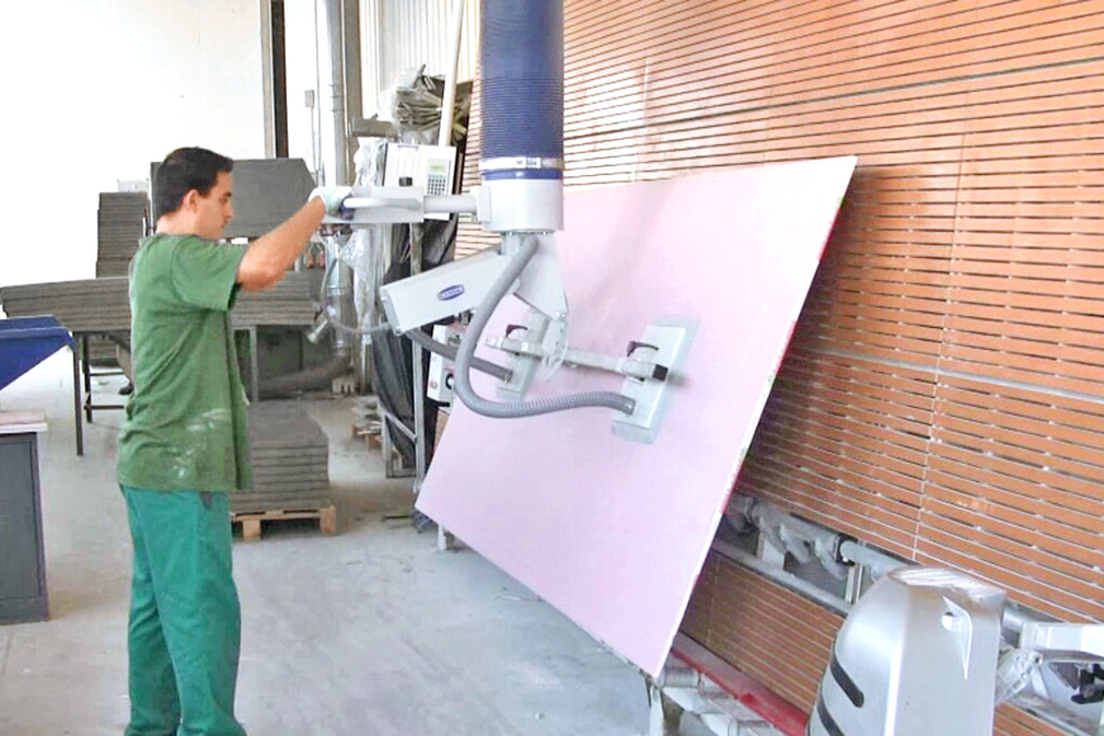 Vacuum Tube Lifter JumboErgo Enables Swivelling of Heavy Wooden Sheets