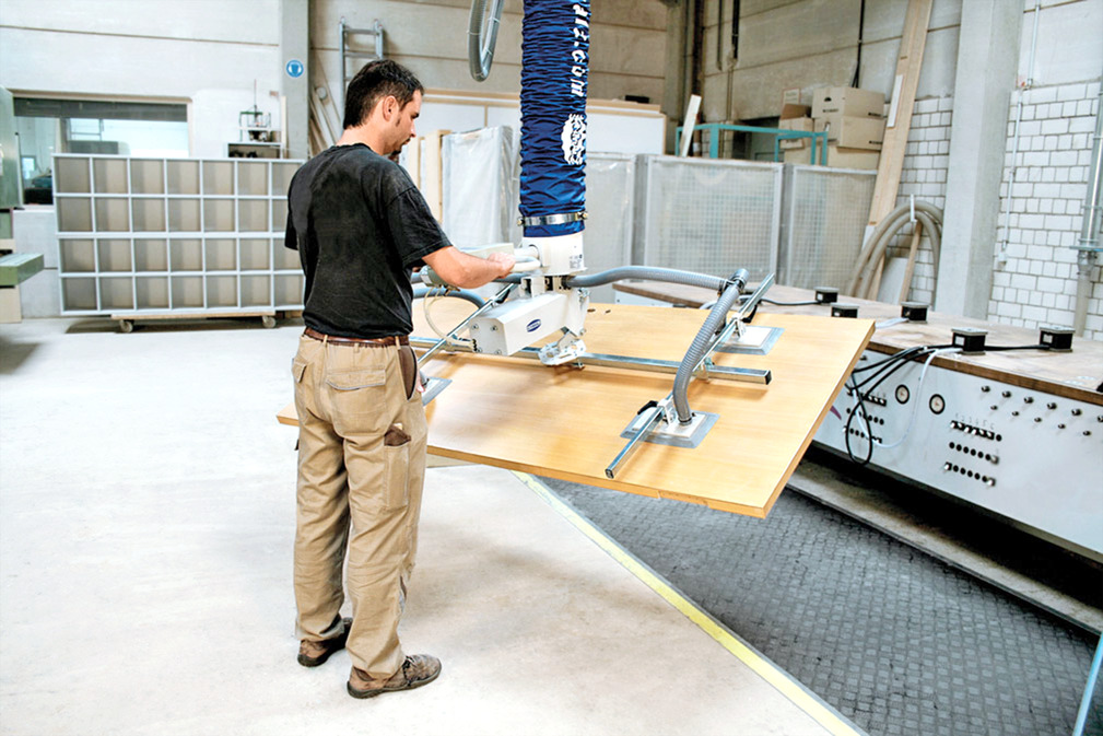 Vakuum-Schlauchheber JumboErgo mit Vierfachsauggreifer zur Be- und Entladung von CNC-Holzbearbeitungszentren