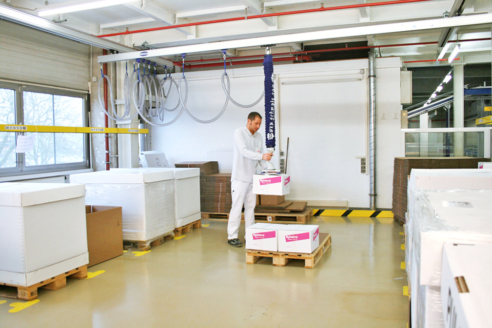 Vacuum tube lifter JumboFlex with double suction pad for handling of cardboard boxes