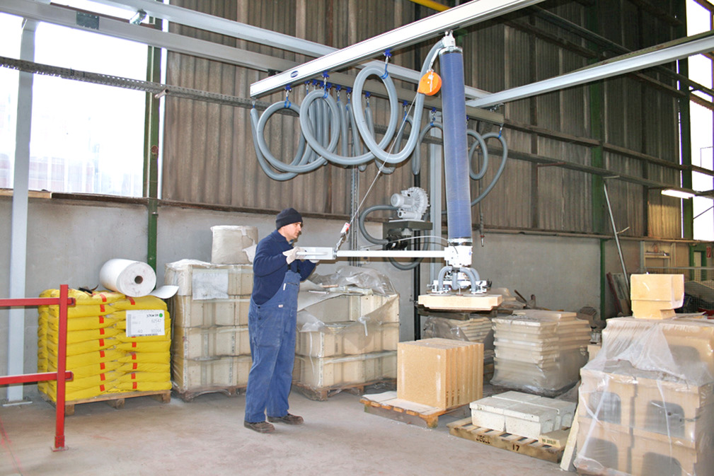 The Vacuum Tube Lifter JumboErgo Facilitates Order Picking of Stones in a Ceramic Company