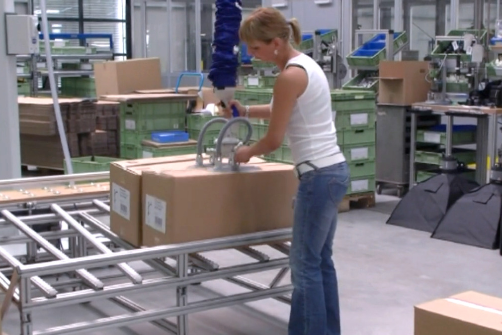 Vacuum Tube Lifter JumboFlex Simplifies the Handling of Cardboard Boxes