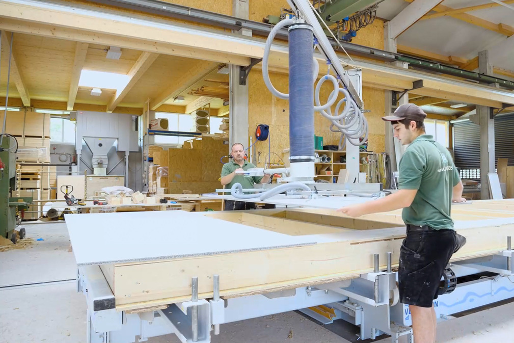 Vacuum tube lifter JumboErgo in prefabricated house assembly
