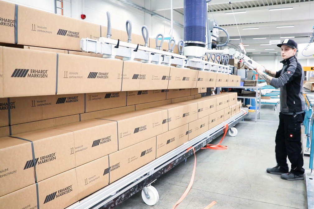JumboErgo on column-mounted jib crane for handling awnings - 0207
