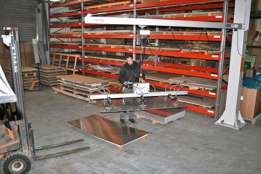Vacuum Lifting Device VacuMaster Basic Helps with Customer Order Picking of Checker Plates