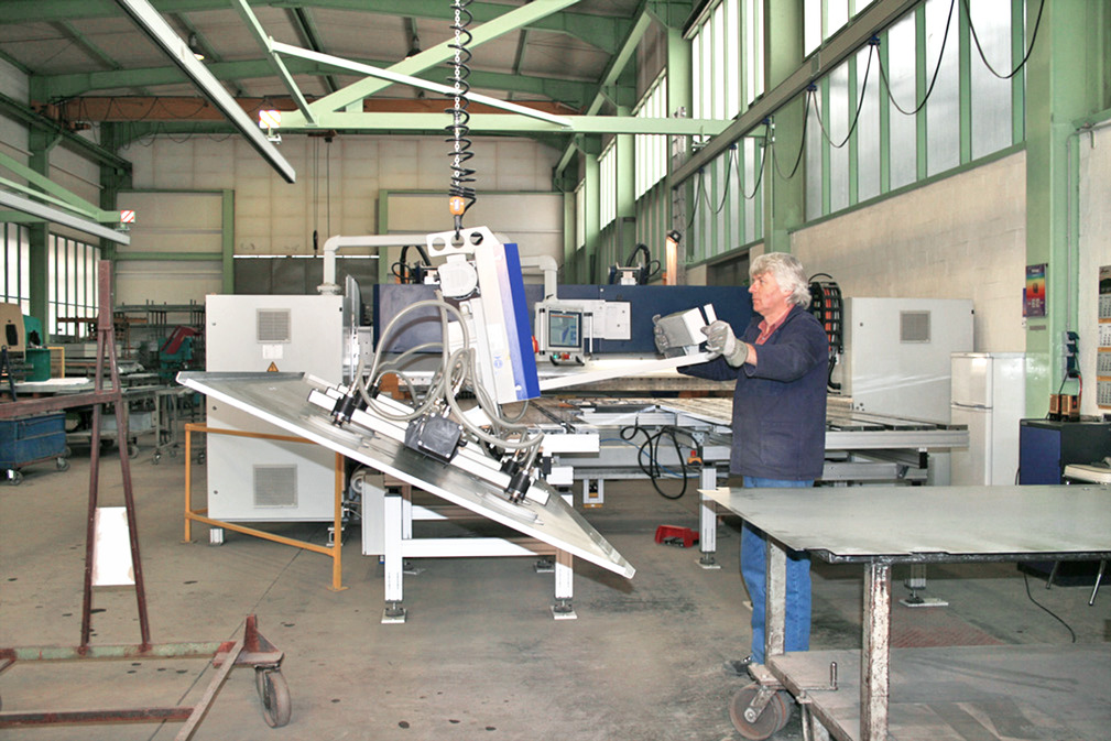 Vacuum Lifting Device VacuMaster Comfort can Rotate Metal Sheets by 90 Degrees