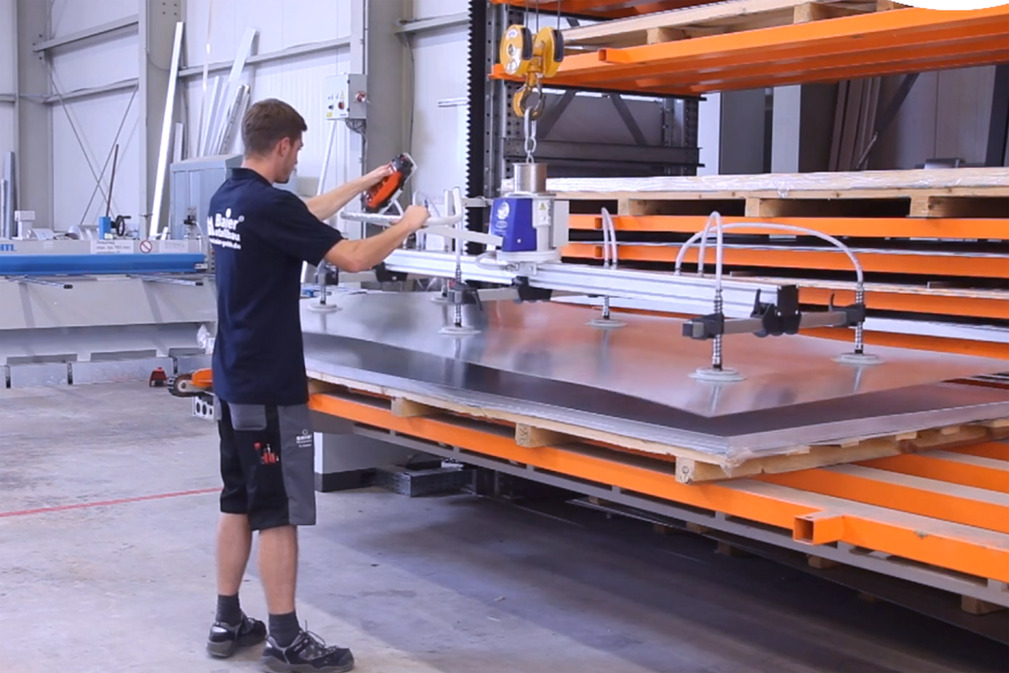Vacuum lifting device VacuMaster Eco for loading a cutting machine Without an External Power Supply
