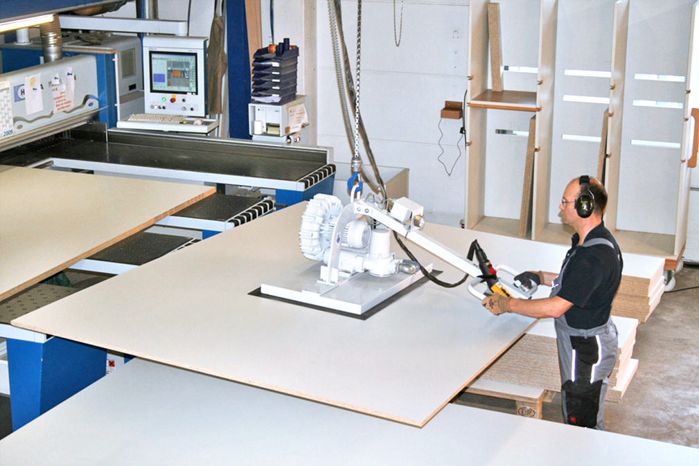 Das Vakuum-Hebegerät VacuMaster Multi von Schmalz eignet sich zum Transport von Span- und MDF-Holzplatten sowie zur horizontalen Beladung einer CNC-gesteuerten Plattenaufteilsäge