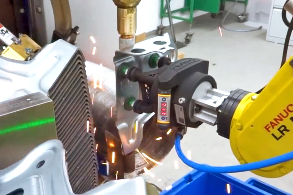 Schmalz lightweight gripper SLG for handling stamped components in the welding process