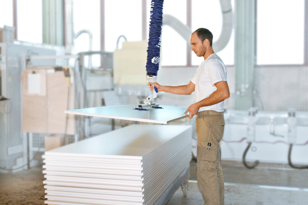 The Vacuum Tube Lifter JumboFlex for Fast Loading and Unloading of CNC Woodworking Machines
