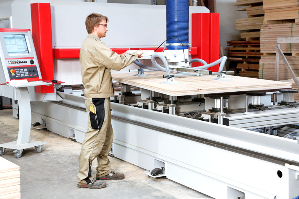 Vakumlu kaldırıcı JumboErgo, CNC işleme merkezinin geniş formatlı ahşap panellerle yüklenmesini kolaylaştırıyor