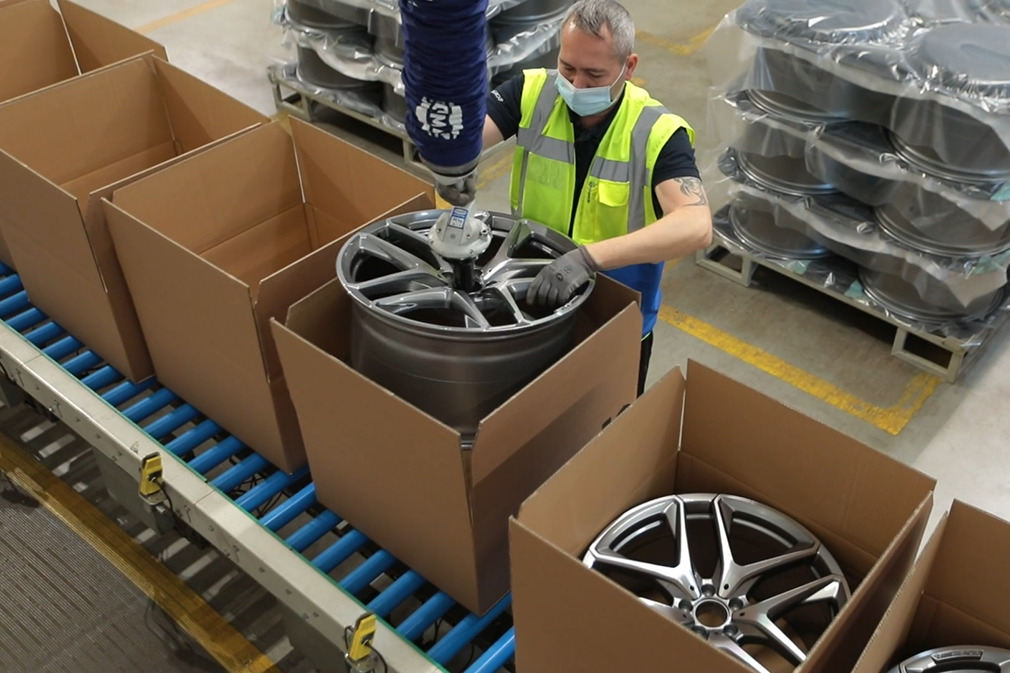 Vacuum Tube Lifter JumboFlex for handling rims and complete wheels.