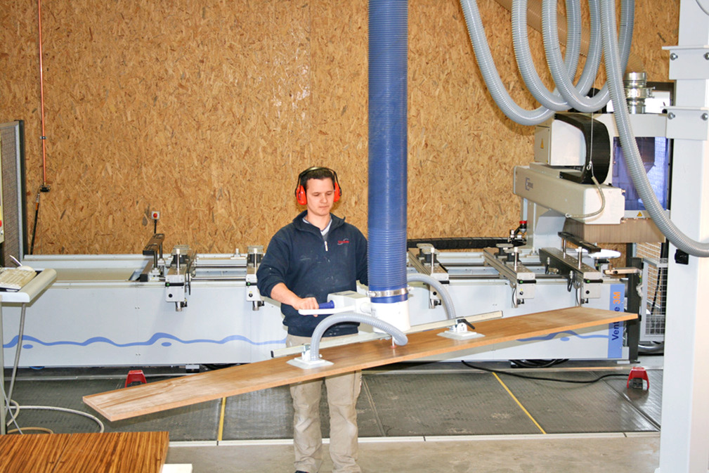 Vacuüm buisheffer JumboErgo vereenvoudigt belading van een moderne CNC-bewerkingsmachine met houten panelen
