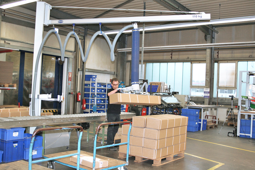 The Vacuum Tube Lifter JumboErgo Handles Cardboard Boxes Measuring up to Four Meters in Length